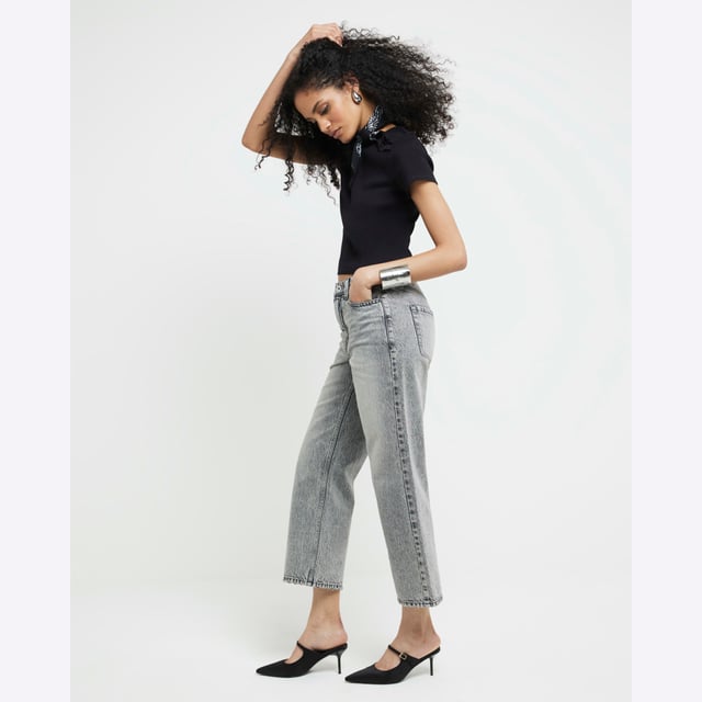 Mid rise, Relaxed straight fit, Denim fabric, Cropped length, Belt loops, Classic 5 pocket styling, Button and zip fastening