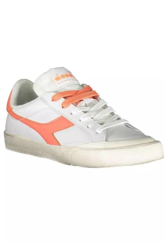 Zapatillas blancas de tela.
  Calzado deportivo con cordones.
  Segundo encaje en contraste.
  Detalles en contraste
-Logotipo.
  Disenado para mujeres.