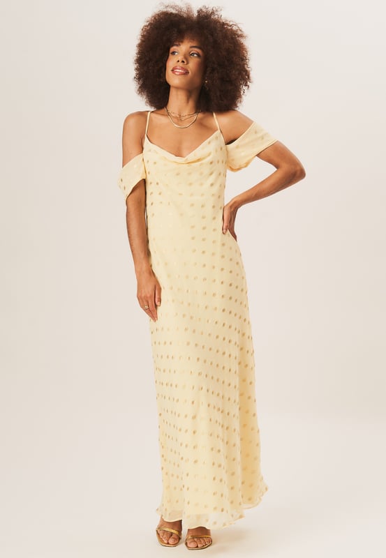 La elegancia se une a la comodidad con nuestro vestido largo metalizado con mangas caídas y cuello vuelto. El rico color negro, el diseño de cuello vuelto y las mangas caídas brindan el equilibrio perfecto entre moda y comodidad. Siéntete segura y elegante en cualquier evento con este vestido imprescindible.