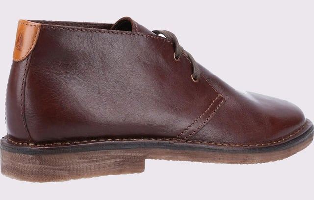 Hush Puppies Samuel Leder Chukka Stiefeletten für Männer Ein klassischer Stiefel im Wüstenstil mit Schnürverschluss; der Samuel Boot ist aus wasserabweisendem Wildleder mit einem Obermaterial aus Leder und einer flexiblen, aber leichten Sohle konstruiert. Sein atmungsaktives, sockenähnliches Textilfutter ermöglicht es dem Träger, sich