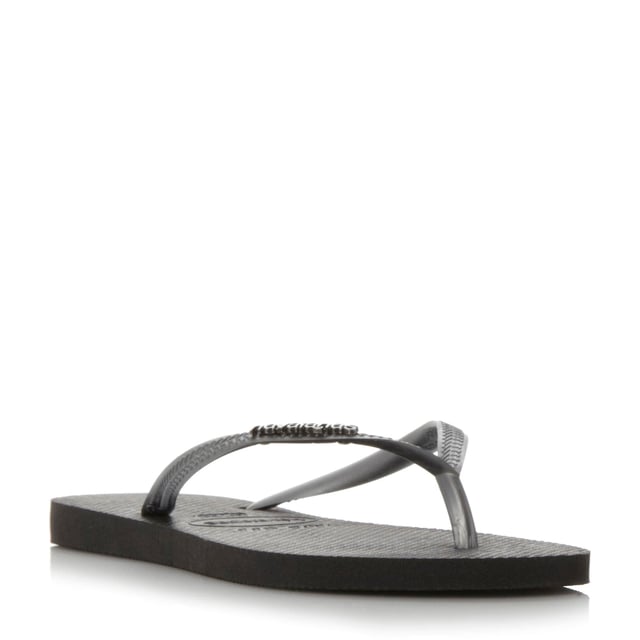 Make a splash with this eyecatching metallic logo flip flop. It features a toe post strap, metallic logo detail and easy grip sole.