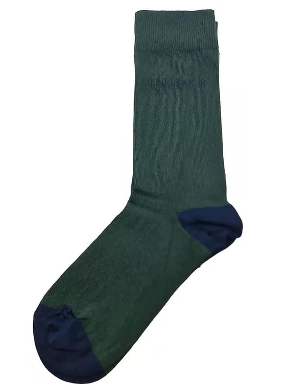 Ervaar ultiem comfort en stijl met onze veelzijdige sokken, ontworpen om je favoriete schoeisel aan te vullen of je warm te houden tijdens huishoudelijke taken. Elke sok in deze set van drie is gemaakt van een zachte katoenmix met een vleugje stretch, wat zorgt voor een perfecte pasvorm die de hele dag meegaat, terwijl een subtiel logodetail een vleugje elegantie toevoegt.