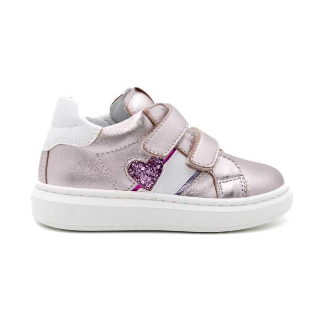 Spezifikationen: Sneakers aus Metallic-Leder mit glänzenden und glitzernden Einsätzen an der Seite. Obermaterial: Leder. Schnürung: Streifen. Sohlentyp: Leicht erhöht an der Ferse