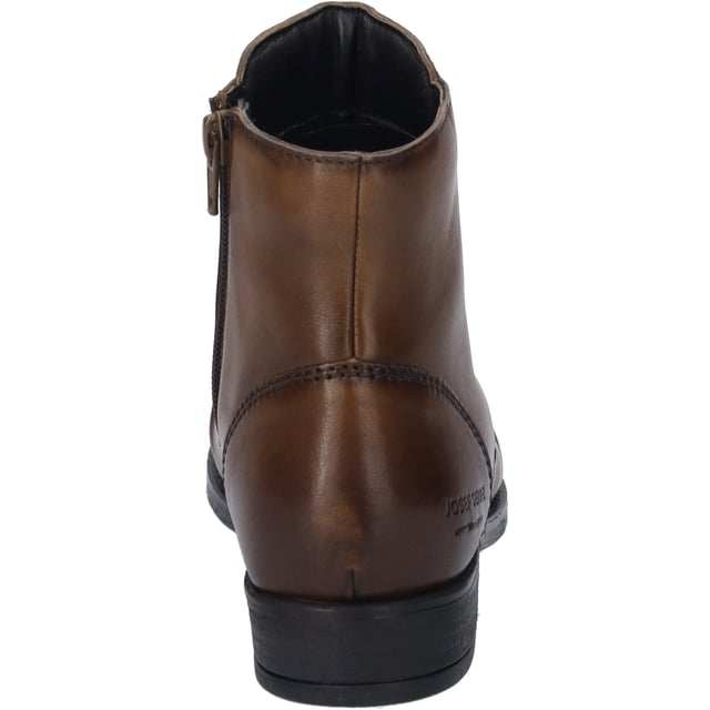 Entdecke die Eleganz und das unvergleichliche Tragegefühl mit der Stiefelette Simona 04 von JOSEF SEIBEL in der faszinierenden Farbe Cognac. Dieser Damenschuh vereint modernen Komfort mit der Perfektion in Passform und Funktion, umschmeichelt von hochwertigen Materialien. Gefertigt aus feinstem Nappa-Rindsleder, bietet dieses Modell durch seine Verarbeitung in der besonderen AGO-Machart - eine leichte und formbeständige Konstruktion, bei der das Obermaterial sanft mit der Innensohle verklebt und die Laufsohle anschließend aufgeklebt wird - eine dauerhafte Qualität und Haltbarkeit. Die TR-Sohle, ein thermoplastischer Kautschuk, zeichnet sich durch ihre gute Rutschfestigkeit und Langlebigkeit aus und ist dabei leichter als traditionelle Gummisohlen. Für ein individuelles Tragegefühl lässt sich die Innensohle aus Leder problemlos herausnehmen und durch ein persönliches orthopädisches Fußbett ersetzen. Der praktische Reißverschluss erleichtert das An- und Ausziehen, während der Blockabsatz mit einer Höhe von 2 cm für einen sicheren Stand sorgt. Ideal für die Freizeitgestaltung im Herbst, lässt sich die Simona 04 Stiefelette sowohl beim entspannten Stadtbummel als auch bei Outdoor-Aktivitäten tragen. JOSEF SEIBEL setzt mit diesem Schuh auf Slow Fashion - eine bewusste Entscheidung gegen die schnelllebige Fast Fashion - und unterstreicht damit das Engagement für Nachhaltigkeit und Qualität. Lasse dich von diesem Schuhwerk auf Schritt und Tritt begleiten und genieße das Gefühl von Wohlsein und Bequemlichkeit in jeder Situation.