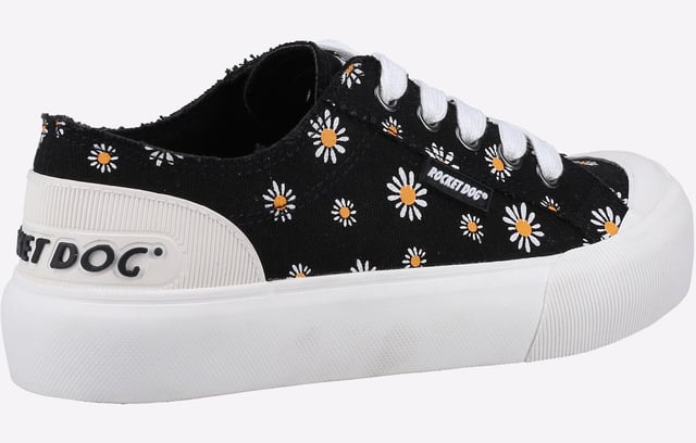 Mejora tu estilo fuera de servicio con la zapatilla Jazzin Daisy de Rocket Dog. La parte superior de algodón negro tiene un aspecto hermoso. diseño de margaritas veraniego y se complementa además con una puntera de goma de estilo vintage. una talonera con la marca y una suela de goma duradera.