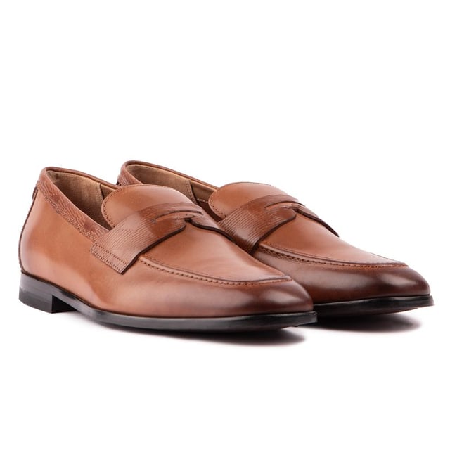 Ted Baker Adlerrs Zapatos Puedes dar lo mejor de ti con facilidad con estos mocasines Adlerrs de Ted Baker. Fabricado en piel suave y lujosa. Estos zapatos se ponen fácilmente para un ajuste cómodo y se usan durante todo el día. Con marca T cosida en el talón. una suela de resina para mayor durabilidad. y puntera almendrada para un look clásico. Estos mocasines ofrecen un aspecto resistente pero moderno.