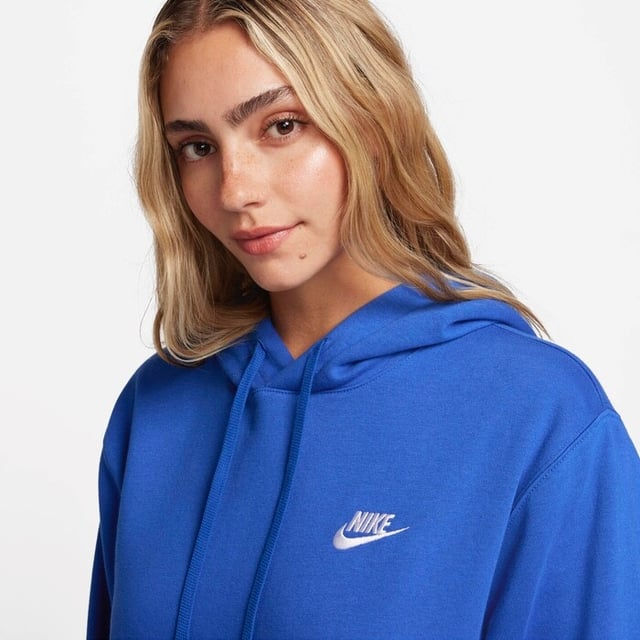 A wardrobe staple, the Nike Sportswear Club Fleece Pullover Hoodie combines classic style with the soft comfort of fleece.
Soft Comfort
Brushed-back fleece is soft and smooth against the skin.
Adjustable Coverage
Hood with a drawstring offers adjustable coverage.
Standard fit for a relaxed, easy feel
Ribbed hem and cuffs
Kangaroo pocket
Fabric: Body: 80–82% cotton/18–20% polyester. Hood lining: 100% cotton.
Machine wash