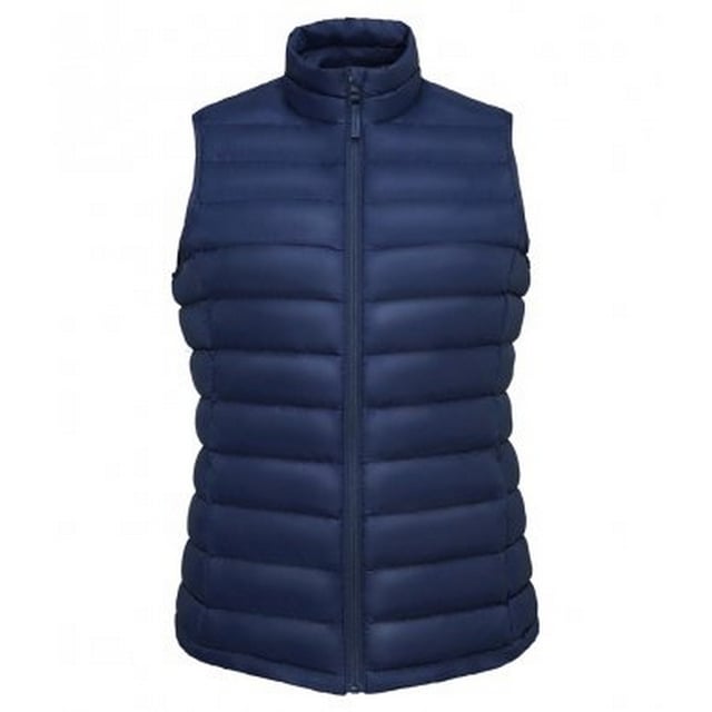 90% naar beneden/10% verenvulling. Nylon buitenkant. Polyamide voering. Douchebestendig. Opstaande kraag. Lage rits over de gehele lengte met kinbeschermer en binnenritsbeschermer. Twee zakken met rits aan de voorkant. Twee binnenzakken. Open zoom. Verpakkingen in een merkloze zak. Etiket zonder merknaam.