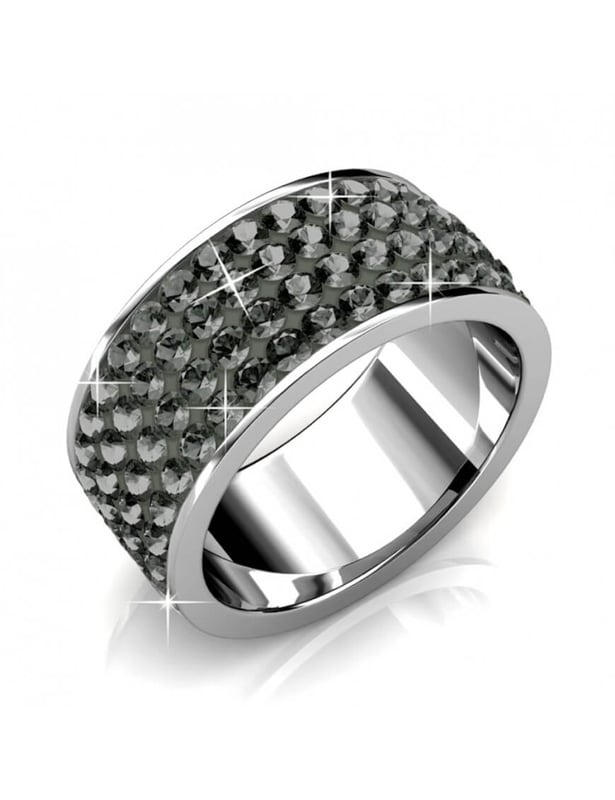Roller-ringen kommer att ge din look en glamourös touch. Den består av rostfritt stål och är rodiumpläterad, vilket ger den ett tåligt utseende, men de många kristallerna ger den en touch av femininitet och mjukhet.
