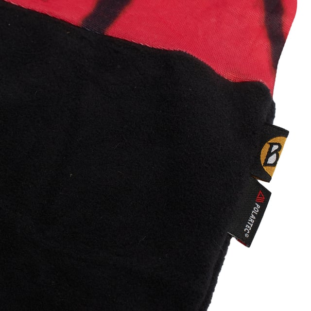 Multifunktionale Polar-Hose Buff Original entworfen, um Vielseitigkeit und Komfort bei jeder Outdoor-Aktivität zu bieten.

 Hauptmerkmale:

 - Multifunktional, kann als Schal, Stirnband, Maske, Mütze oder Bandana verwendet werden.
 - Unterer Bereich aus Polargewebe sorgt für zusätzliche Wärmeisolierung und mehr Komfort in kalten Klimazonen.
 -Unisex.
 - Elastischer Halstuch.
 - Vielseitig.
 - Schlauchförmiger Buff ohne Nähte, sorgt für eine bequeme Passform und beugt Hautirritationen vor.
 - Bietet einen Sonnenschutzgrad von 50 UPF.
 - Schützt vor Kälte, Wind und Sonne und eignet sich perfekt für Outdoor-Sportarten.
 - Einheitsgröße.
 - Für Erwachsene konzipiert.
 - Ideal zum Tragen das ganze Jahr über.
 - Erhältlich in einer Vielzahl von Farben und Drucken mit dem Buff-Logo, das die Qualität der Marke hervorhebt.

 Ein funktionelles und praktisches Kleidungsstück für alle, die bei jedem Abenteuer Komfort und Schutz suchen.
 Maßnahmen: 22X68,5cm
 Komposition: 100 % Polyester
 Pflege:
- Maschinenwäsche max. bei 40 °C.
 - Vermeiden Sie die Verwendung von Weichspülern.
 - Verwenden Sie kein Bleichmittel.
 - Benutzen Sie keinen Trockner.
 - Kein Bügeln.