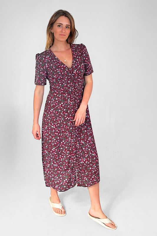 Lightweight fabric with a button down and structured waist for a flattering fit Pair with sneakers for the day, and sandals or wedges to dress up for a garden party or event Fit: Semi Fitted, Sizing: As expected