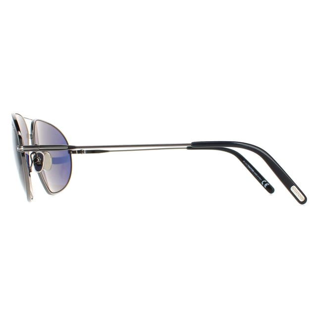 Las Tom Ford Aviator Mens Shiny Gunmetal Blue Bradford FT0771 Bradford FT0771 son un moderno estilo aviador fabricado en metal ligero. Las plaquetas nasales de silicona y las puntas de las patillas de plástico garantizan la comodidad durante todo el día. Firma Tom Ford Ts envuelven alrededor de la esquina a caer la esquina ya lo largo de los templos delgados para el reconocimiento de la marca.