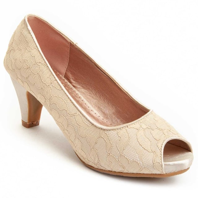 Hakken voor vrouwen. Comfortabele pasvorm. Geproduceerd door andere merken voor ons merk. Geschatte maat: 6 cm hak.