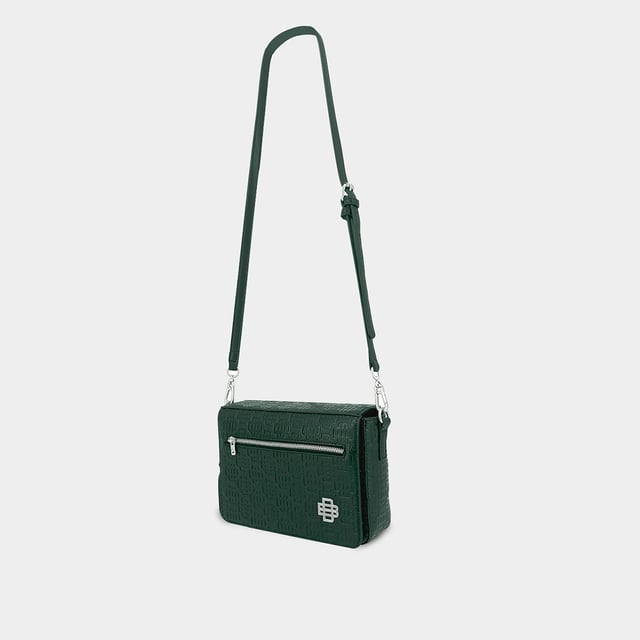 100% cuero PU Apertura con solapa Correa de cuero ajustable Cremallera con tirador de marca Níquel mate Logotipo Monogram en el frente Etiqueta de equipaje de cuero Bolsillo trasero Tamaño del bolso: 23.5x17x6cm (HxLxW) 