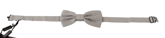 <ul>
  <li>Pajarita 100% autentica exclusiva de Dolce & Gabbana</li>
  <li>Color: Plateado</li>
  <li>Patron: Solido</li>
  <li>Modelo: Atado</li>
  <li>Material: 100% seda</li>
  <li>Correa para el cuello de longitud ajustable talla unica</li>
  <li>Fabricado en Italia</li>
</ul>