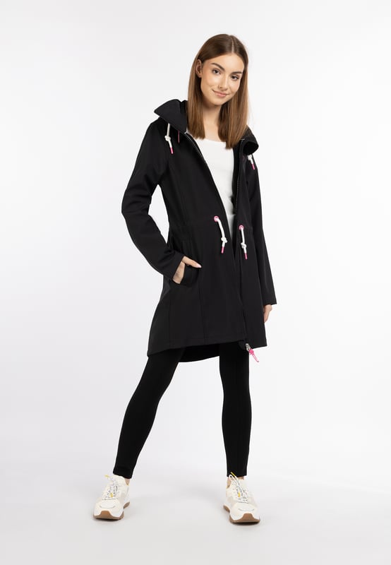 Dans un design sportif, myMo ATHLSR présente le fonctionnel manteau softshell alary. Avec sa longueur agréable et son intérieur en micro-polaire doux, il est parfait pour la transition. Le matériau respirant et imperméable au vent et à l'eau protège efficacement et peut être ajusté à la taille grâce à un cordon de serrage. Les deux poches pratiques et les nombreux détails bien pensés comme les œillets en relief, les stoppeurs de cordon et la broderie en forme de cœur sur la poitrine sont particulièrement remarquables. Un col montant haut ne tient pas seulement le cou au chaud, mais offre aussi de la place pour une capuche qui peut être intégrée sans problème dans le col haut grâce à la fermeture éclair.
