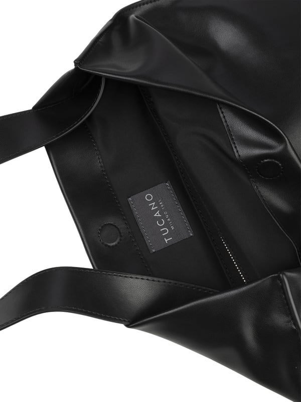 Bolso bandolera para mujer. El cierre es con imán. Los bolsillos internos son uno abierto. Los bolsillos externos están ausentes. Falta la correa para el hombro. El mango es de tereftalato de polietileno reciclado. Hay un compartimento interno. El material exterior es tereftalato de polietileno reciclado. Internamente es tereftalato de polietileno reciclado. Medidas: 36x42x1 cm. Producto de moda