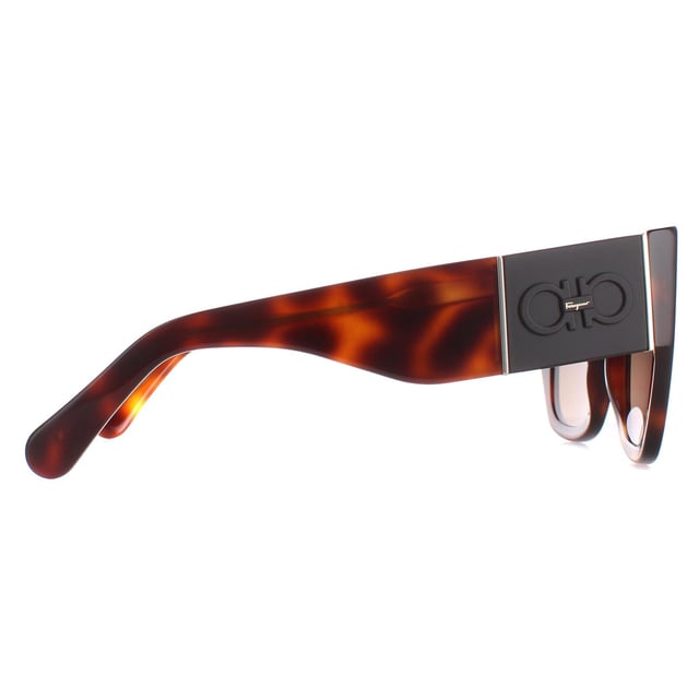 Salvatore Ferragamo SF1045S 238 klassieke tortoise bruine zonnebril met kleurverloop is een modieus vierkant montuur gemaakt van lichtgewicht acetaat. Het iconische Salvatore Ferragamo-logo is subtiel gegraveerd op de poten en laat de kenmerkende touch van het merk zien.
