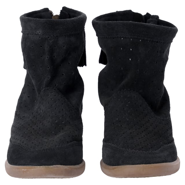 VINTAGE, RRP AS NEW
Elevate your footwear collection with the Isabel Marant Basley Tassel-Embellished Wedge Ankle Boots in luxurious black suede. These stunning boots combine sophistication and bohemian flair, featuring playful tassel details that add a touch of uniqueness. The hidden wedge offers a flattering lift while ensuring comfort, making them perfect for all-day wear. Pair them effortlessly with dresses, skirts, or your favorite jeans for an effortlessly chic look that embodies the essence of Parisian style. Step out in confidence with these versatile ankle boots that are sure to turn heads.

Isabel Marant Basley Tassel-Embellished Wedge Ankle Boots in Black Suede

Condition: Very good
Signs of wear: Minor signs of wear
Packaging: None
Color: Black
Material: Suede | suede
Size: EU40/IT40/FR40/UK7/US10 
Measurements: Heel height: 2; Insole length: 25
SKU: NAPPUITSH402830W