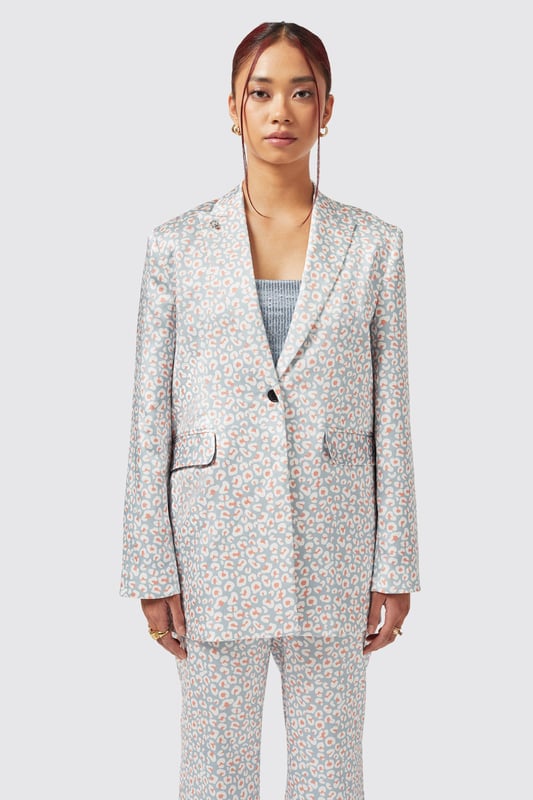Make a bold statement in the Amarantha Slim Fit Blue Jacket. This animal print piece is a great addition to the Twisted Tailor Womenswear collection. Cut to a slim fit and features a single breasted button closure, peak lapel and straight flap pockets. If you're looking to spice up your wardrobe then this is the jacket for you. Stand out at your next occasion or event with this unforgettable suit jacket.
Model is 5'6" (168cm), chest 32" (81cm), waist 27" (69cm) and wearing a size 8.