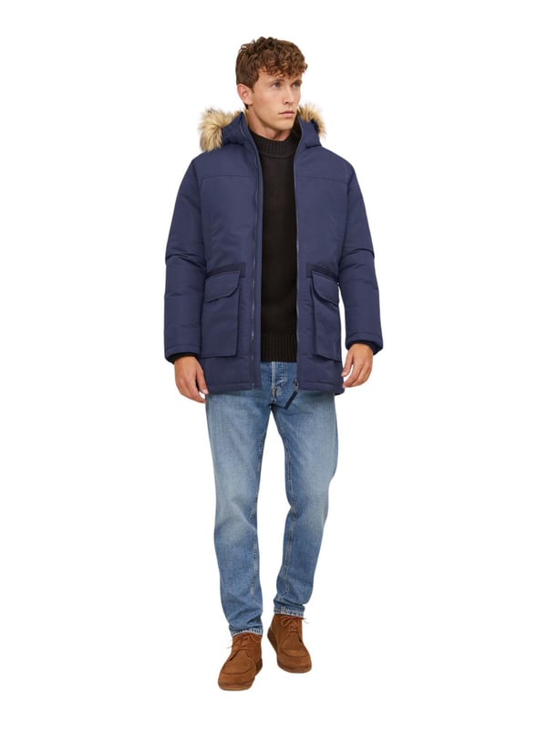 Con la parka de Jack & Jones estarás perfectamente equipado para los días de invierno. Esta parka te protege del viento y de las inclemencias del tiempo, ya que es repelente al agua y tiene una capucha desmontable con piel sintética. Te mantiene bien abrigado, ya que está confeccionada con un tejido grueso y forrada con falso plumón. Te da un aspecto moderno, ya que tiene una manga larga clásica y puños de tormenta que garantizan un ajuste ceñido. Ofrece mucho espacio de almacenamiento, ya que tiene bolsillos laterales con cremallera, un bolsillo interior y dos bolsillos adicionales. Tiene una cremallera completa y puños de canalé para un cierre seguro. Es cómoda de llevar, ya que está confeccionada con materiales de alta calidad. La parka Jack & Jones es una parka elegante y funcional que combina con cualquier conjunto.