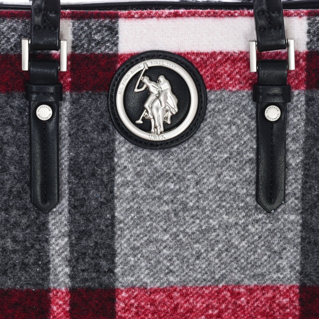 Bolso shopper U.S. POLO ASSN.
Sintético.
Cierre con cremallera.
Interior frontal: Dos bolsillos abiertos.
Interior trasero: Un bolsillo con cremallera.
Correa extraíble ajustable.
Forro interior con estampado de la marca.
Logo de la marca en el frontal.
Costuras vistas a tono.
 Medidas: 52x32x13cm
 Composición: 80% Poliéster, 20% Poliuretano
 Cuidados:
Limpiar con un paño húmedo.