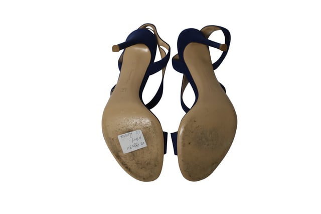 VINTAGE, RRP AS NEW
In a classic shade of royal blue, these sandals from Gianvito Rossi are designed to make you look ultra-stylish! Crafted from suede into an open-toe silhouette, these sandals exhibit crisscross vamp straps and ankle straps with a slip on style. They have been endowed with comfortable leather-lined insoles and elevated on 11 cm stiletto heels.

Gianvito Rossi Strappy Heels in Royal Blue Suede
Condition: very good
Sign of wear: moderate wear on soles and some marks on the insoles
Material: Suede
Size: 39.5
SKU: 129255