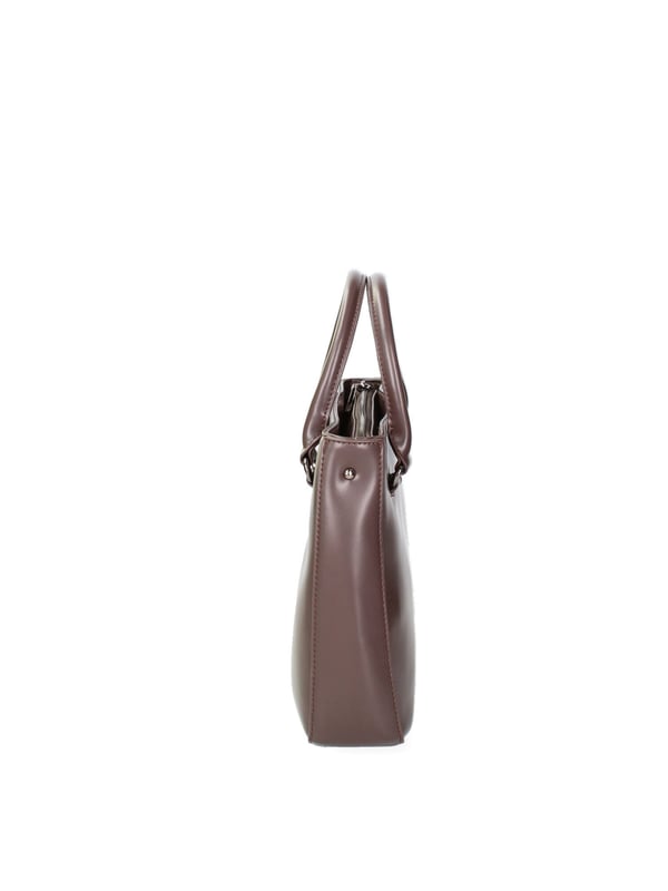 Damenhandtasche mit Reißverschluss. zwei Innentaschen mit Reißverschluss und eine offene. fehlende Außentaschen. verstellbarer und abnehmbarer Schultergurt aus Kunstleder. im Griff aus Kunstleder. zwei Innenfächer. Außenmaterial. Innen mit Polyester gefüttert. Maße: 24x24x6 cm. Modeprodukt