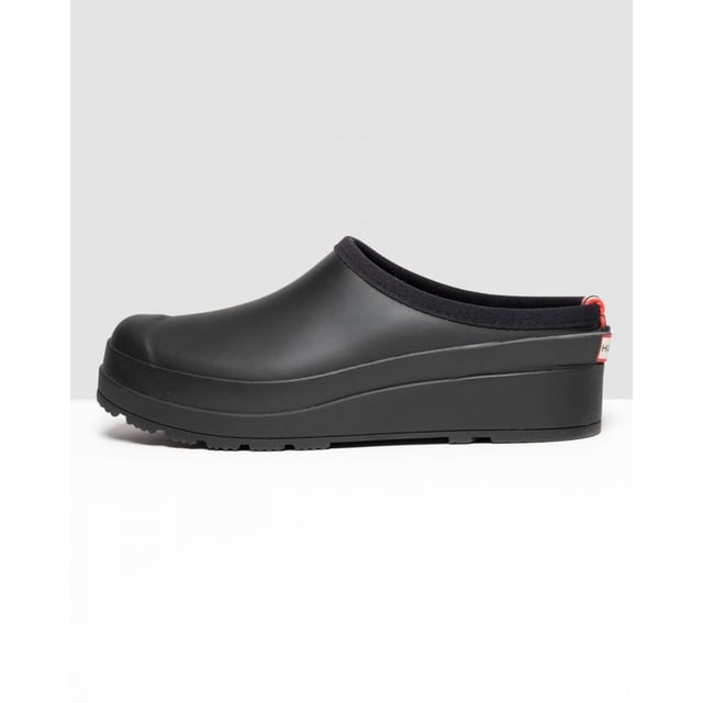 De Hunter Original Play Mules zijn perfect voor in de tuin of gewoon als een paar loafers om je dagelijkse klusjes in stijl te doen. deze zwarte waterdichte klompen zijn een strak alternatief voor je dagelijkse instapper. Neopreen voering zorgt ervoor dat je voeten knus en warm aanvoelen en de sleehak en branding voegen een chique uitstraling toe.