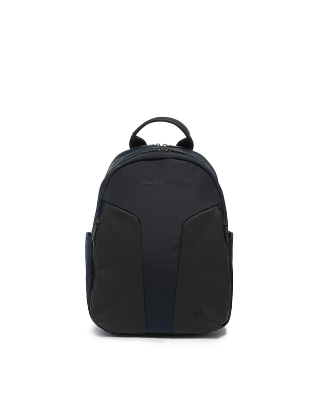 Mochila de hombre. El cierre es con cremallera. Los bolsillos internos son uno con cremallera. En la parte delantera hay dos bolsillos externos con cremallera. Falta la correa para el hombro. El mango está fabricado en nailon. Hay un compartimento interno. El material exterior es nailon y ecopiel. Internamente está forrado en tejido 70% algodón - 30% poliéster. Medidas: 32x40x12 cm. Producto de moda