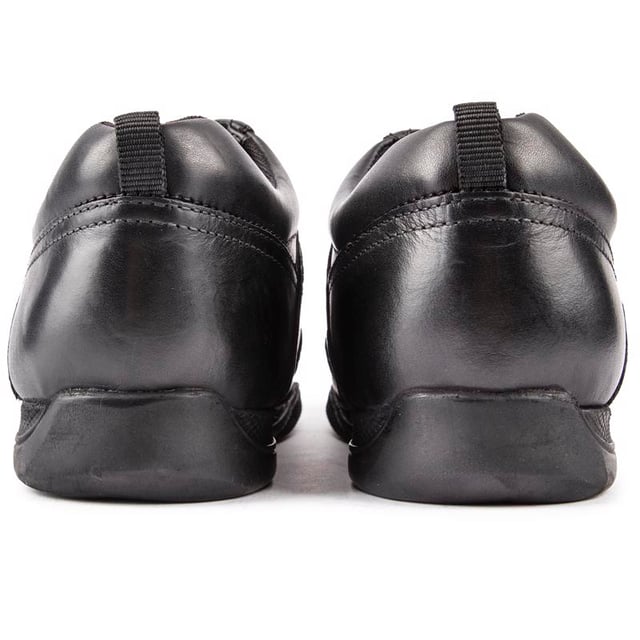 Si los zapatos escolares necesitan funcionar y verse bien. prueba lo elegante. pero elegante y cómodo Hush Puppies Harvey. Estos zapatos negros con cordones. con cuello acolchado en el tobillo. detalles de costura. Cuentan con una plantilla microfresh y una parte superior fabricada en piel de alta calidad.