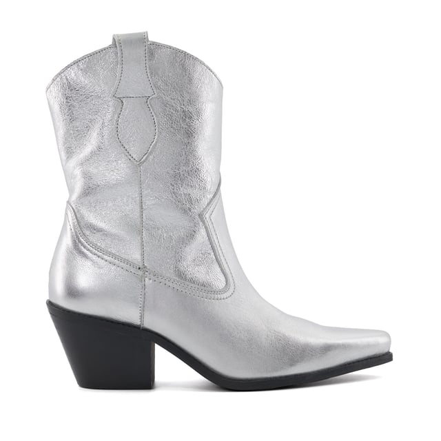 Tap into Western styling with our ankle-length cowboy boot, Pardner. Crafted from the finest materials, this trend-led silhouette is certain to elevate your everyday ensembles. Detailed with contrast stitch details and double-sided pull-on tabs, Pardner is set on a kicked-in Cuban heel rising to 6.5cm.