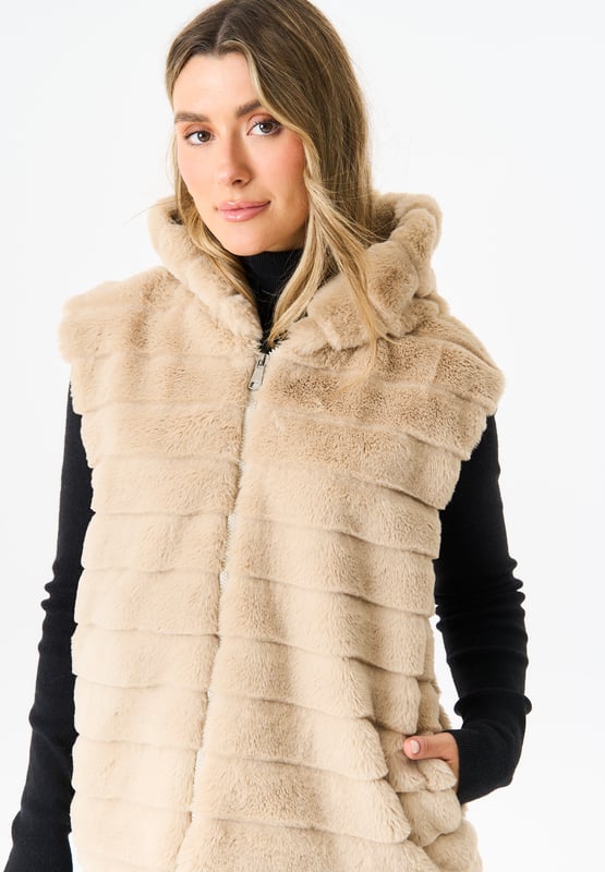 Dieses Fellgilet mit Reißverschluss und Kapuze verleiht jedem Outfit einen Hauch von Stil und Mode. Das luxuriöse Fellmaterial hält Sie warm und kuschelig, während die Kapuze zusätzlichen Schutz vor den Elementen bietet. Peppen Sie Ihre Garderobe mit diesem unverzichtbaren Stück auf.Maße - Länge: ca. 63 cm
