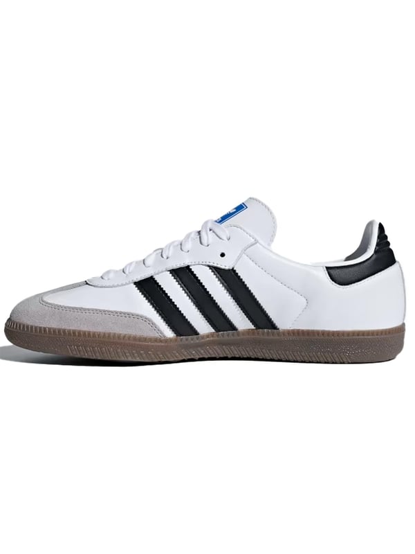 Stap in stijl het veld op met de iconische Samba. Deze schoenen hebben een bovenwerk van soepel leer en strakke suède accenten, waardoor de klassieke look en feel behouden blijft. De vetersluiting zorgt voor een comfortabele pasvorm, terwijl de voering van synthetisch leer en de tussenzool van gomrubber ondersteuning en demping bieden. Breng een eerbetoon aan het voetbalerfgoed met de getextureerde rubberen cupzool en het T-neusontwerp, compleet met goudfoliedetails en metalen accenten die de naam "Samba" spellen.
adidas Sambas hebben een normale pasvorm, maar sommige mensen vinden ze iets aan de smalle kant. Heb je bredere voeten? Kies dan een halve maat groter voor wat meer ruimte