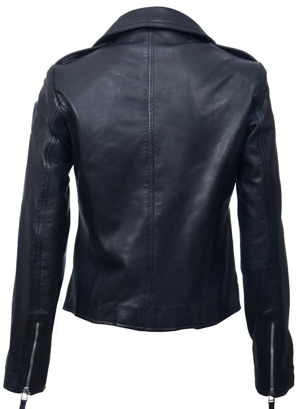 Erweitern Sie Ihren Stil mit dieser modernen Jacke mit auffälligem Reißverschlussmotiv in handpoliertem Silber. Diese Jacke ist aus 100 % hochwertigem, ultraweichem Nappaleder gefertigt und bietet sowohl Luxus als auch Komfort. Das zeichnet sie aus:  
 Einzigartiges Reißverschlussmotiv: Das Design der Jacke zeichnet sich durch ein markantes Reißverschlussmotiv aus, das für ein unverwechselbares und unverwechselbares Design sorgt moderner Look, besonders in der auffälligen silbernen Farbe. 
 Abgewinkelter YKK-Reißverschluss: Die zweireihige Vorderseite ist mit einem abgewinkelten YKK-Reißverschluss gesichert Reißverschluss, der dem klassischen Biker-Stil eine moderne Note verleiht. 
 Modische Reißverschlusstaschen: Reißverschlusstaschen auf der Vorderseite verstärken den modischen Reiz der Jacke und bieten gleichzeitig Komfort praktische Aufbewahrung für Ihre wichtigsten Dinge. 
 Stilvolles, breites, fallendes Revers: Das breite, fallende Revers erinnert an die ikonische Jacke, die Marlon Brando in den 1950er Jahren populär machte. kann für zusätzlichen Flair mit Nieten-Schulterklappen befestigt werden. 
 Vielseitige Farboptionen: Erhältlich in klassischem Schwarz und Hellbraun sowie kräftigem Rot. Diese Jacke bietet vielseitige Auswahlmöglichkeiten, die zu Ihrem Stil passen.  Ausgestattet mit einem außermittigen YKK-Reißverschluss, Reißverschlusstaschen und Bündchen ist diese Jacke eine vielseitige Ergänzung Ihrer Garderobe. Perfekt, um ein Statement zu setzen, egal ob Sie einen klassischen oder gewagten Look bevorzugen