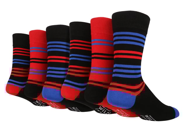 Het aantrekken van een nieuw paar sokken met patroon lijkt je dag altijd een beetje beter en vrolijker te beginnen. Deze Wildfeet sokken met stippen en strepen met bamboemotief vervullen zeker het 'heldere' deel. Elk van deze kleurrijk gemaakte drievoudige pakken herensokken biedt je een keuze uit veelzijdige stijlen die geschikt zijn voor dagelijks gebruik. Deze bamboerijke sokken voelen aan heerlijk tegen de huid, met een gladde en enigszins zijdezachte zachtheid, waardoor ze een waar genot zijn om te dragen. Ze zijn zeer ademend en thermoregulerend voor een constante, comfortabele en koele voetomgeving. Omdat ze van bamboe zijn, kunnen de sokken drie keer meer vocht van de huid opnemen en afvoeren dan katoenen sokken. In combinatie met de natuurlijke bacterieresistentie van bamboe zorgt dit ervoor dat de voeten droog en de huid gezond blijven. Bamboevezels staan ​​bekend om hun niet-irriterende eigenschappen, waardoor ze geschikt zijn voor zelfs de meest gevoelige huid. Met Wildfeet BamboeSokken kun je genieten van ongeëvenaard comfort en gemoedsrust, wetende dat je voeten goed verzorgd worden. Wild Feet is een assortiment sokken met coole ontwerpen, schattige motieven en geweldige sportstijlen - Kies uit een reeks stijlen voor heren en dames, van enkel- tot sneakersokken. Er zijn zelfs nieuwe en grappig stijlen beschikbaar! Ze zijn verkrijgbaar in één maat heren 39-45 EU, zijn gemaakt van 70% viscose (van bamboe), 28% polyester, 2% elastaan ​​en zijn wasbaar in de machine.