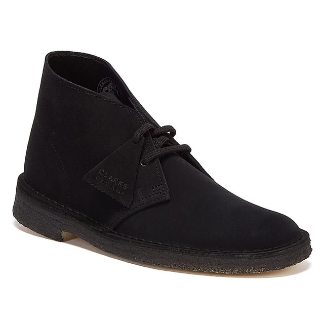 Die Desert Trek-Schuhe von Clarks wurden erstmals in den 1970er Jahren vorgestellt und zeichnen sich durch einen kontrastierenden Akzent an der Ferse und eine zentrale Gesäßnaht aus. Sie sind aus hochwertigen Materialien gefertigt und verfügen über einen Schnürverschluss und eine markante, kontrastierende Kreppsohle.