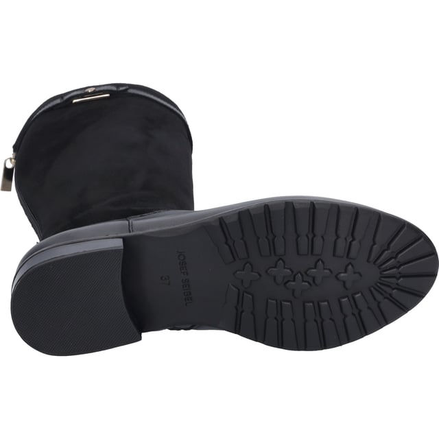 Entdecke den Chiara 05, einen Stiefel, der in der klassischen Farbe Schwarz von JOSEF SEIBEL präsentiert wird. Dieses Modell für Damen zeichnet sich durch seine Fertigung aus hochwertigem Nappa-Schafsleder aus, das nicht nur für seine Langlebigkeit, sondern auch für seinen besonderen Tragekomfort bekannt ist. Mit der Möglichkeit, das Mikrofaser-Fußbett nach Belieben zu wechseln, bietet dieser Schuh eine perfekte Grundlage für individuelle orthopädische Anpassungen. Die schwarze Sohle aus thermoplastischem Kautschuk (TR) sorgt für eine gute Rutschfestigkeit und eine lange Haltbarkeit, während sie gleichzeitig leichter als herkömmliche Gummisohlen ist. Dank des Reißverschlusses lässt sich der Schuh einfach an- und ausziehen und passt sich optimal an den Fuß an. Der moderate Blockabsatz von 3 cm Höhe unterstreicht die elegante Linie des Stiefels und unterstützt eine angenehme Haltung, was den Chiara 05 zum idealen Begleiter für die Freizeit macht. Ob für einen Spaziergang im Freien oder als schickes Basic für den Alltag – dieser Schuh erweitert die Möglichkeiten, was man mit einem Schuhwerk alles machen kann. Die Produktion nach der AGO-Methode, eine moderne und formbeständige Fertigungsart, steht für die Verbindung von Tradition und Innovation, die JOSEF SEIBEL auszeichnet. Diese Methode ermöglicht es, hochwertige Materialien so zu verarbeiten, dass ein Produkt entsteht, das sowohl in seiner Passform als auch in seiner Funktion Perfektion verkörpert. Als Teil der Produktlinie Josef Seibel, die für modernen Komfort steht, repräsentiert der Chiara 05 die Philosophie von Slow Fashion – weg von der Fast Fashion hin zu hochwertigen Materialien und durchdachtem Design. Das Versprechen von JOSEF SEIBEL ist es, Schuhe zu kreieren, die über die Jahre hinweg Freude bereiten und dabei stets zeitgemäß bleiben.
