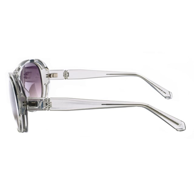Estas gafas de mujer tienen una forma ovalada.
El material principal utilizado en la fabricación de estas gafas es el acetato.
Las patillas de estas gafas están fabricadas en acetato, incluye logo de Guess.
100% Protección UV.
Cristales antirreflejo.
Incluye los certificados de autenticidad y garantía.
 Medidas: Alto lente: 47 mm. Ancho lente: 62 mm. Puente: 16 mm. Patillas: 135 mm.
 Composición: Acetato
 Cuidados:
Utiliza un paño de microfibra suave y limpio para limpiar tus gafas de sol. Este tipo de paño no rayará los lentes.
Evita usar productos de limpieza abrasivos, detergentes, alcohol o acetona, ya que pueden dañar los lentes y los tratamientos antirrefleja