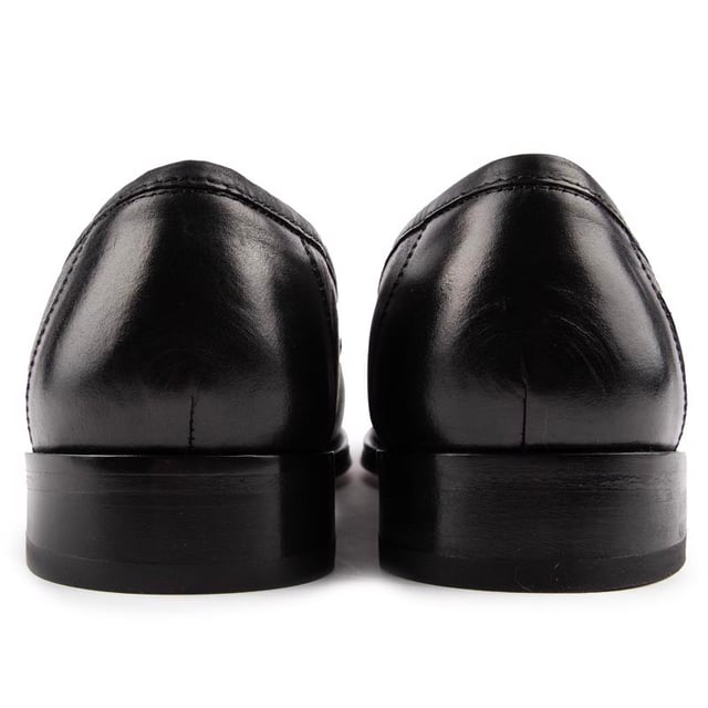 A Simply Smart Style And Timeless Design, The Black Racing Green Senna Men's Loafer Is A Must-have For The Easy-going Gentleman. Featuring A Luxurious Leather Upper With A Traditional Design And Moccasin Stitching, These Shoes Are Effortlessly Chic.