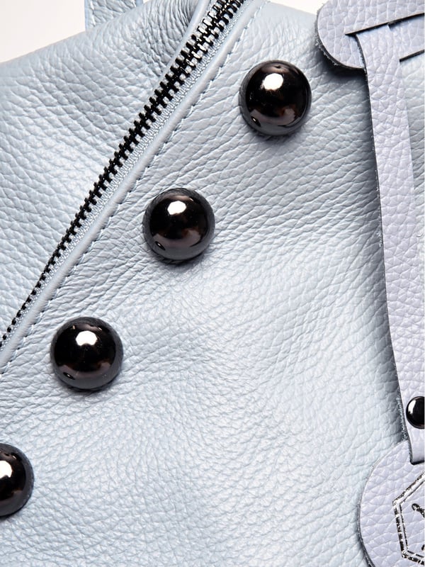 Ryggsäck
100% nötkött läder
Enkelt handtag på ovansidan
Dragkedja upptill, kan vikas ihop med magnetisk snäpplås
Invändig ficka med dragkedja
Bakficka med dragkedja
Två justerbara axelremmar
Mått: 38x30x14 cm