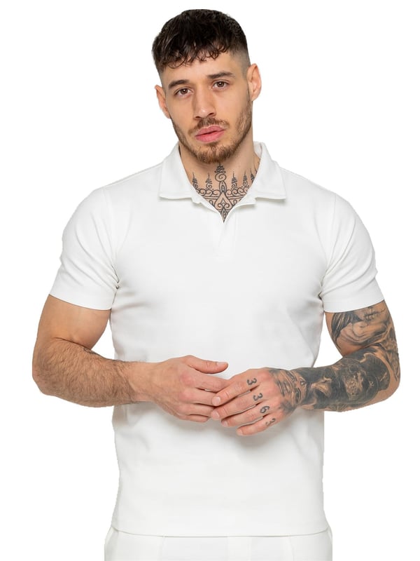 Upgrade your summer wardrobe with the Enzo Milano Short Sleeve Polo Shirt. Made from premium quality fabric, this polo shirt ensures both comfort and durability. Designed with a straight hem for a clean and polished finish, it features an open collar that elevates its appearance to a refined, premium level. Ideal for adding a touch of sophistication to any outfit, this Regular Fit polo shirt comes with a convenient zip fastening.