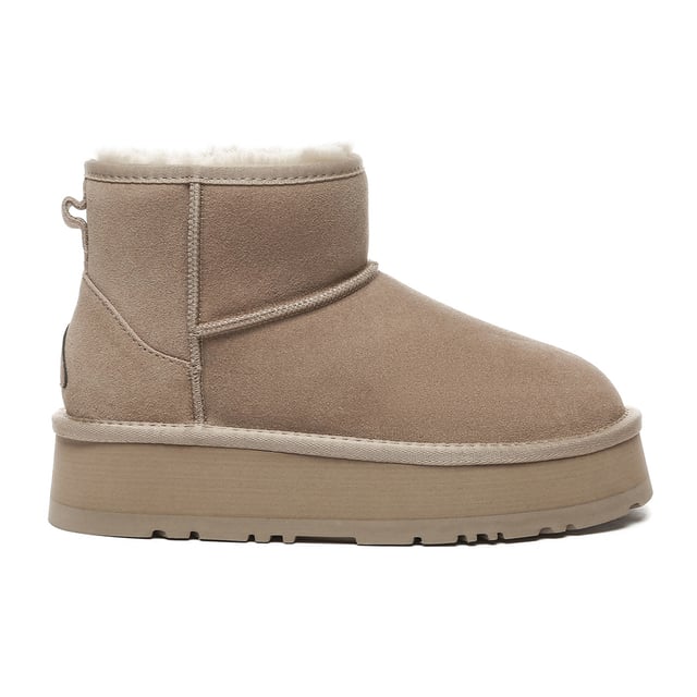 Wenn Sie nach zusätzlicher Höhe und Unterstützung suchen, sind die Dusky Stiefel ideal. Sie lassen sich mühelos mit einem passenden Trainingsanzug kombinieren, was sie großartig für das gemütliche Loungen drinnen oder schnelle Ausflüge macht. Sie kombinieren Komfort und Stil tadellos und sind wesentlich für die kühleren Jahreszeiten. Produktnummer: EAU3016 Beschreibung: Obermaterial aus Kuhwildleder - Futter aus Schafswolle - EVA-Sohle