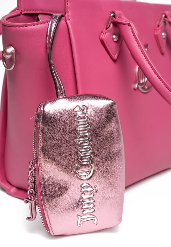 Bolso Juicy Couture: Elegante y moderno

Elegante y moderno, este bolso está confeccionado en piel ecológica de alta calidad. Su diseño minimalista destaca por sus asas rígidas y el logotipo de Juicy Couture en metal rosa. El cierre de cremallera garantiza la seguridad de tus pertenencias, mientras que el interior forrado está equipado con compartimentos que te ayudarán a organizar tus objetos esenciales. La bandolera de cadena extraíble permite llevarla de forma versátil, ya sea en la mano o al hombro. Perfecto para completar tus conjuntos de diario.

Dimensiones: 24,5 x 15,5 x 25 cm