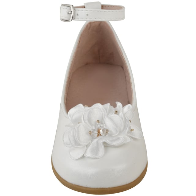 Looking for a pair of shes that combine function and fashion in all the right places? These comfortable will take you from day to night with ease. With a tough yet chic look, these shoes are both comfortable and fashionable. The little flower detail on front give this pair a little extra sass and sophistication.