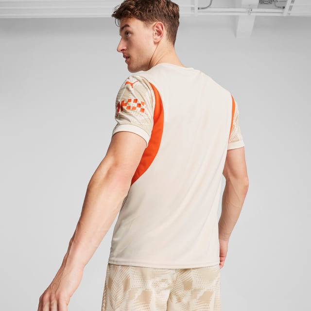 PRODUCT STORY : Defend your goal like Manchester City's finest in this official 24/25 short-sleeved goalkeeper jersey. Lightweight, breathable and cut for action, it features our moisture-wicking dryCELL fabric to keep you feeling cool, comfortable and focused. FEATURES & BENEFITS :  dryCELL: Performance technology designed to wick moisture from the body and keepyou free of sweat during exercise. As part of the RE:FIBRE program, this garment is made of at least 95% recycled material from textile waste and other used materials.  DETAILS :  Regular fit. 170 gsm, Jacquard. Crew neck. Short sleeves. Official team branding.  Our model is 183 cm tall and is wearing size  M UK.