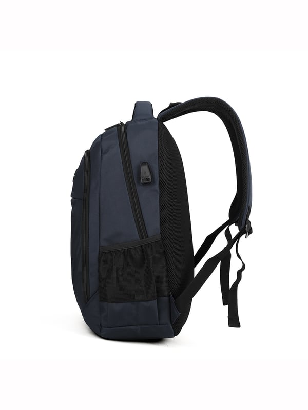Mochila unisex. El cierre es con cremallera. Los bolsillos internos son uno abierto. Hay tres bolsillos externos con cremallera y dos laterales abiertos. Falta la correa para el hombro. El asa es de tela. Hay un compartimento interno. El material exterior es poliéster. Internamente está forrado en poliéster. Medidas: 49x37x17 cm. Producto de moda