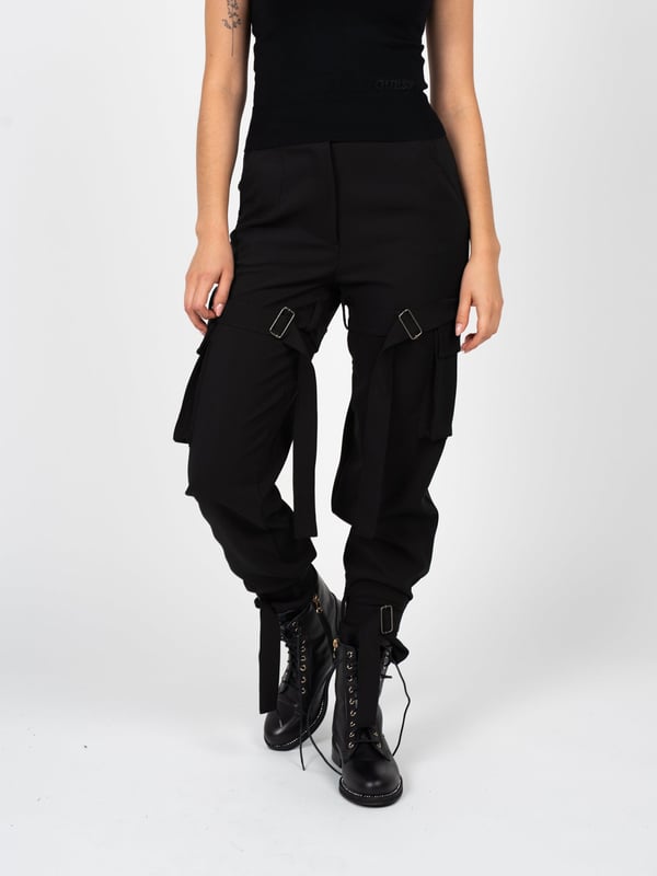 Unser Produkt zeichnet sich durch eine einheitliche Farbe aus, die ihm Eleganz verleiht und es Ihnen ermöglicht, es leicht zu jeder Stilrichtung zu passen, sei es lässig oder formeller.

Dank dekorativer Streifen, die das Ganze subtil verzieren, erhält das Produkt einen einzigartigen Charakter und hebt sich von anderen ab, indem es Ihrer Garderobe einen Hauch von Luxus hinzufügt.

Ein einzigartiges dekoratives Element am Knopf ist ein kleines, aber bedeutendes Detail, das die Aufmerksamkeit auf sich zieht und die Sorgfalt für Details betont, was dem Ganzen einen besonderen Charme verleiht.

Praktische und stilvolle große Taschen sind nicht nur ein modisches Element, sondern auch eine funktionale Ergänzung, die das Aufbewahren von notwendigen Kleinigkeiten auf bequeme Weise ermöglicht.

Das Produkt wurde in Italien hergestellt, was die höchste Qualität der Verarbeitung und die Verwendung der besten Materialien garantiert und ihm zusätzliches Prestige sowie die Sicherheit verleiht, dass Sie etwas wirklich Besonderes wählen.