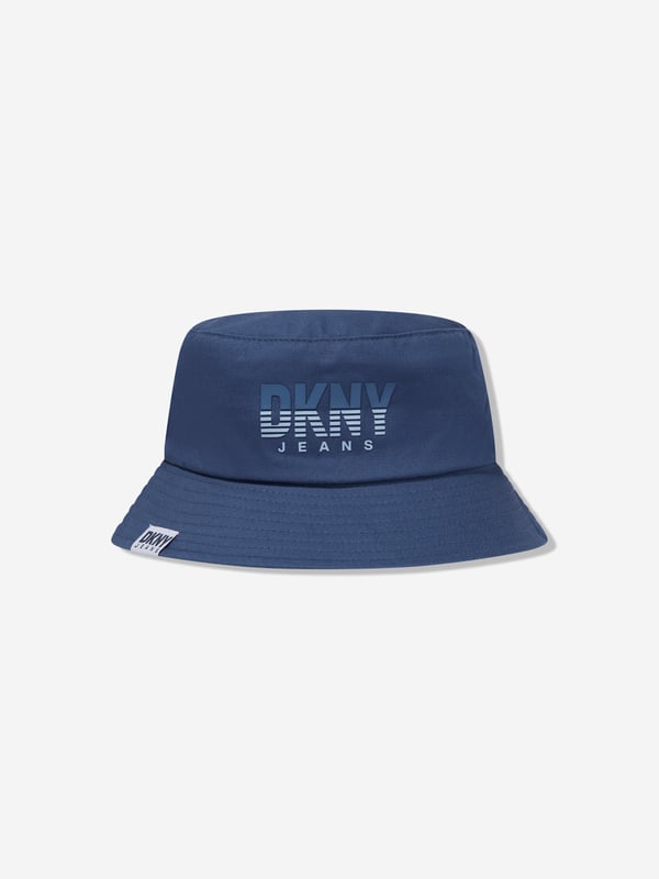 DKNY regenerate the New York spirit into their carefully woven products. This boys bucket hat is depicted in the finest cotton and statement DKNY Jeans print. Reminiscent of 90s city styles, he will be obsessed with such legendary craftsmanship. ‚ 100% Cotton