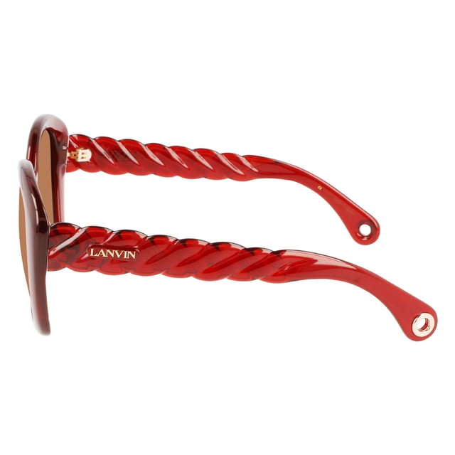 Gafas de sol LNV628S con montura de acetato.

Forma y diseño:
- Estas gafas Lanvin tienen una silueta de alas de mariposa.

Material de la montura:
- La montura de estas gafas está fabricada en acetato, un material plástico.
- El acetato proporciona durabilidad, flexibilidad y un acabado liso a la montura.

Patillas de acetato:
- Las patillas también están hechas de acetato, a juego con el material de la montura.
- El acetato en las patillas las hace livianas y cómodas de llevar.

Detalles de la marca:
- Grabado de la marca Lanvin en las patillas.
- Estos elementos de diseño ayudan a identificar claramente el modelo como parte de la colección de gafas Lanvin.

Lentes:
- Los lentes son de alta calidad.
- Estos lentes proporcionan una excelente protección UV y una visión nítida y clara.
 Medidas: Ancho lente: 54 mm. Puente: 19 mm. Patillas: 140 mm.
 Composición: Acetato
 Cuidados:
Utiliza un paño de microfibra suave y limpio para limpiar tus gafas de sol. Este tipo de paño no rayará los lentes.
Evita usar productos de limpieza abrasivos, detergentes, alcohol o acetona, ya que pueden dañar los lentes y los tratamientos antirrefleja